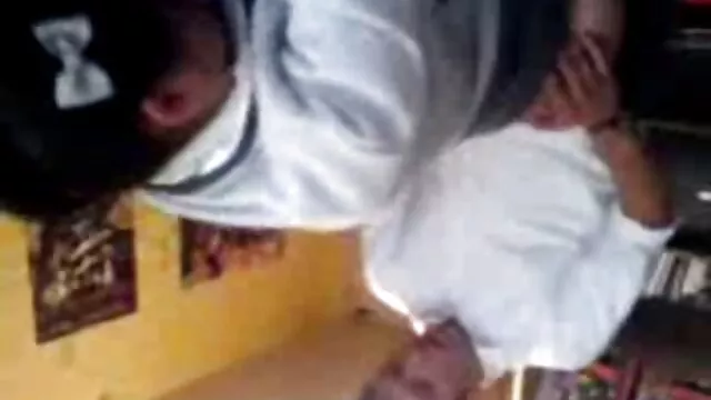 做蛋糕奶油和自杀 美丽的女孩性别的视频