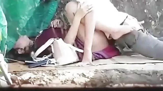 邪恶的闪电落在她肿胀的乳房上。 泰卢固语女主角性