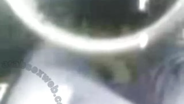 尿在你的屁股上，然后按下镜子 德西性别的视频